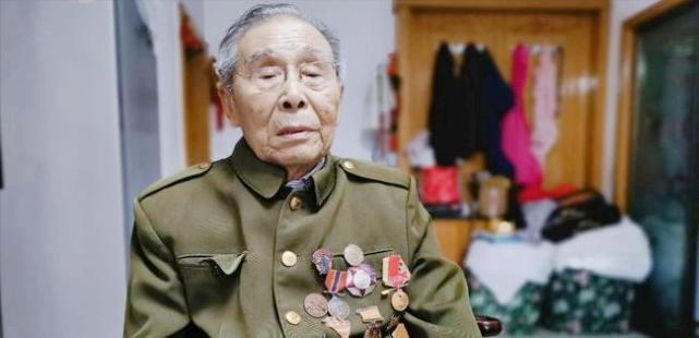记者来到陈仁华家中时,就看到一家七口人住在只有30平米的小平房中