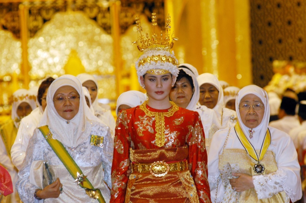 文莱王妃多幸运嫁大13岁王子被独宠17年躲婆婆身后也抢了风头