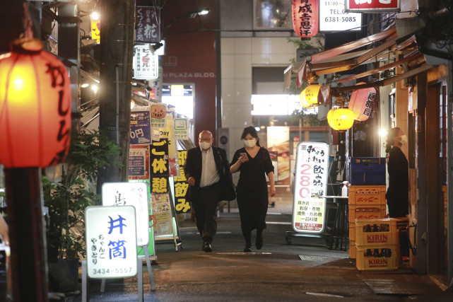 新華社/美聯10月25日,人們在日本東京街頭一家餐館內用餐.