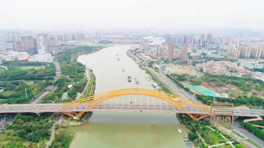 基于以上观点,舅舅最后选择了东平河边上的天樾水岸.