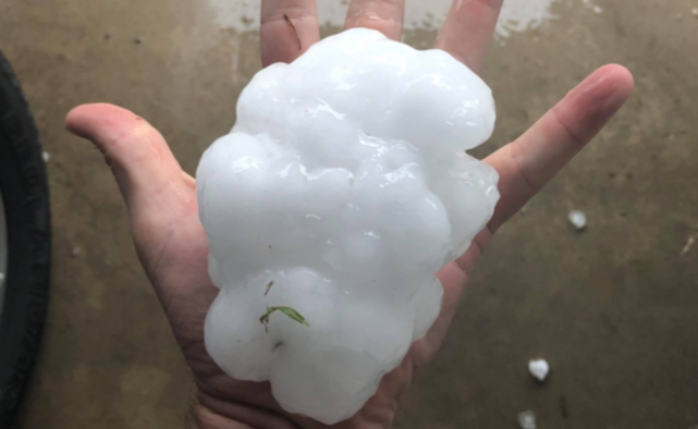 澳大利亚降下16厘米巨型冰雹,街道堆成冰山!拉尼娜已在发疯?