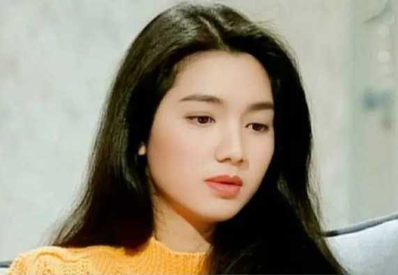 在签约的同年,就出演了首部电影《新半斤八两》,随后,在1993与黎明