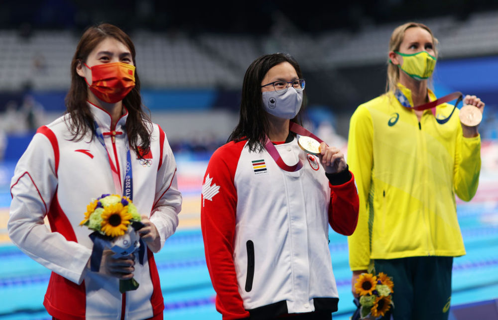 她在东京奥运会女子100米蝶泳决赛力压张雨霏,夺得金牌.