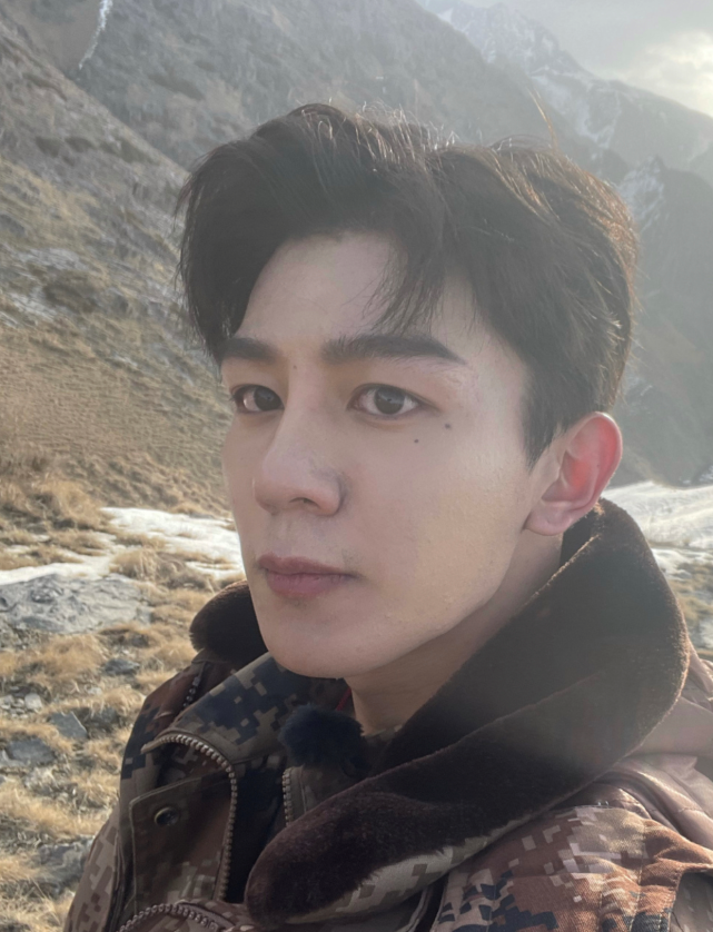 其实主要就是王凯那让人出戏的下巴!王凯的下巴,比起女星们