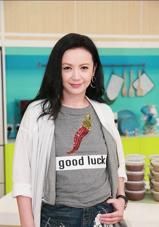 曾华倩的休闲穿搭太显嫩了和年轻小伙拍合照都看不出是中年人