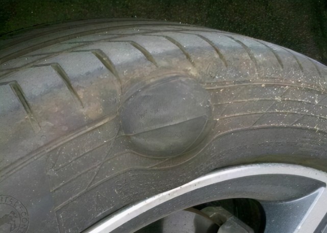 奔驰车送到4s店保养,在高速行驶中轮胎竟然鼓包,车主:再三强调过了