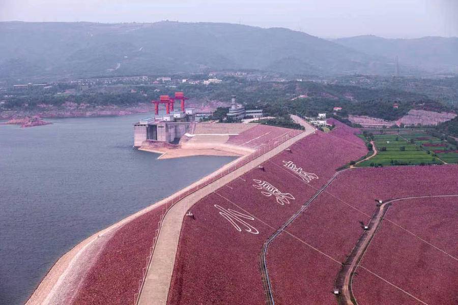 公路洛阳北口,不由自主地向北转向孟津方向,去那里参观黄河小浪底水库