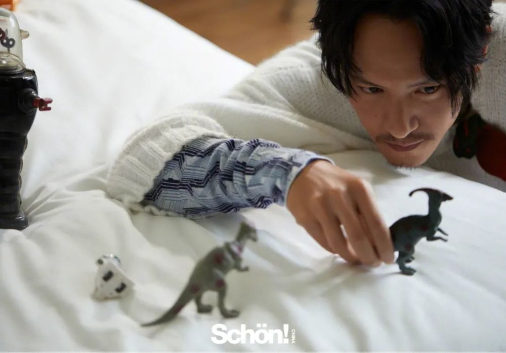 组图男星张震休闲风格杂志大片新作沙丘热映