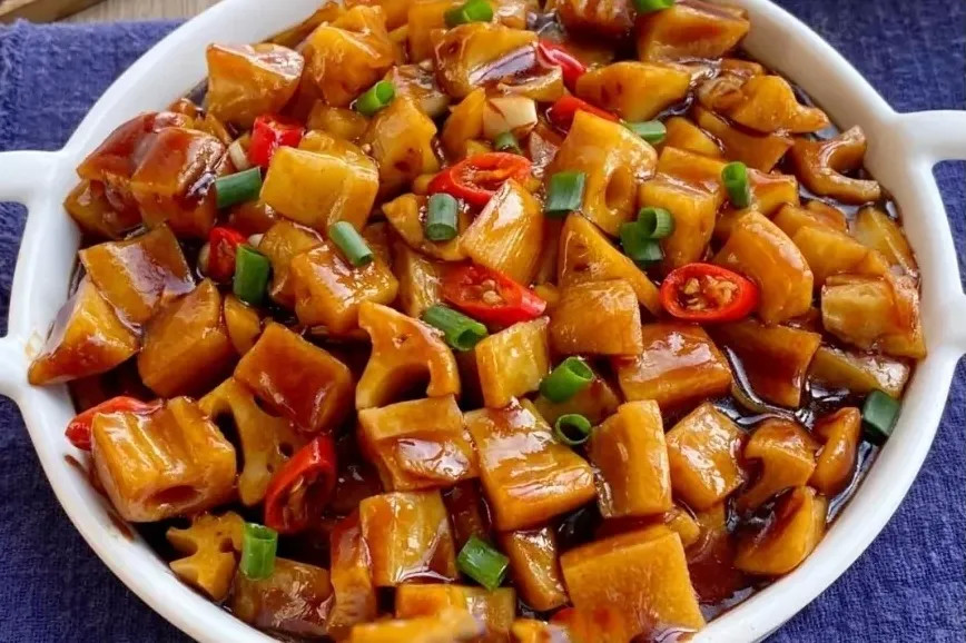 姜蒜,小米辣,生抽老抽,蚝油,淀粉做法:1,藕去皮切丁,烧开水放入藕丁焯