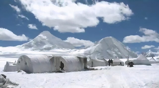 印军大批帐篷就位,每名士兵一把美制步枪,军官组织高喊胜利口号