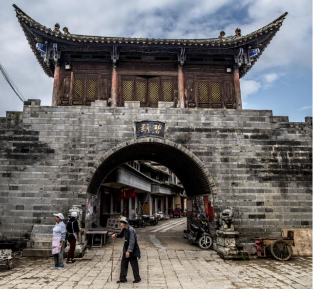 品尝豆汤米干,宁洱蛋糕,墨江麻脆等传统美食;玩转碧溪古镇,磨黑古镇