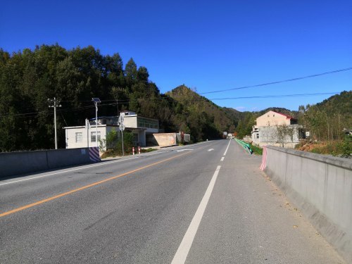 商州242国道板桥一路段事故易发村民盼安装减速设施