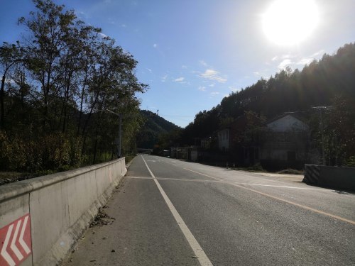 商州242国道板桥一路段事故易发村民盼安装减速设施