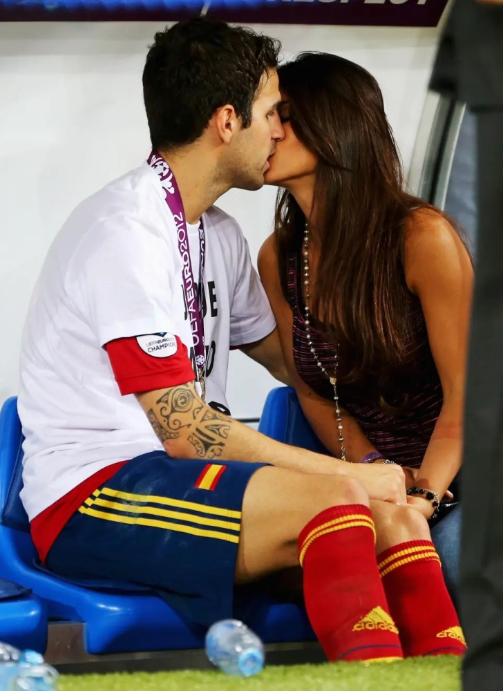 小法46岁妻子风韵犹存5次当妈身材不输超模22岁继女更吸睛图