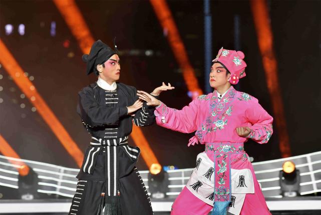 李德林,邹少杰等表演《武松大闹狮子楼》"情难舍身在梨园中,红豆相思