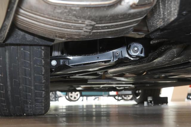 后排宽敞,实拍奥迪a8l|奥迪a8l|全时四驱|奥迪a8|座椅|奥迪|底盘|豪华