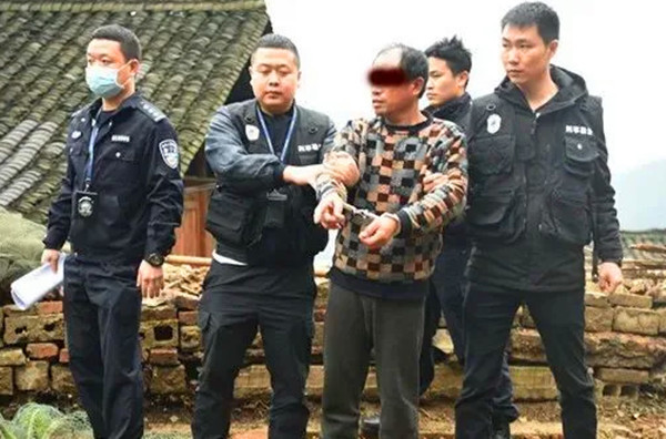 贵州锦屏县惨案一家三口遭灭门警方追查十五年擒凶
