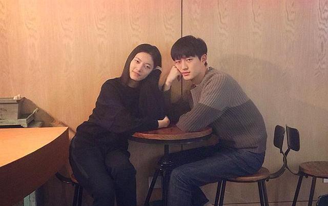 金大川和女友雎晓雯甜蜜合体十指相扣撒狗粮连鞋子都穿同款