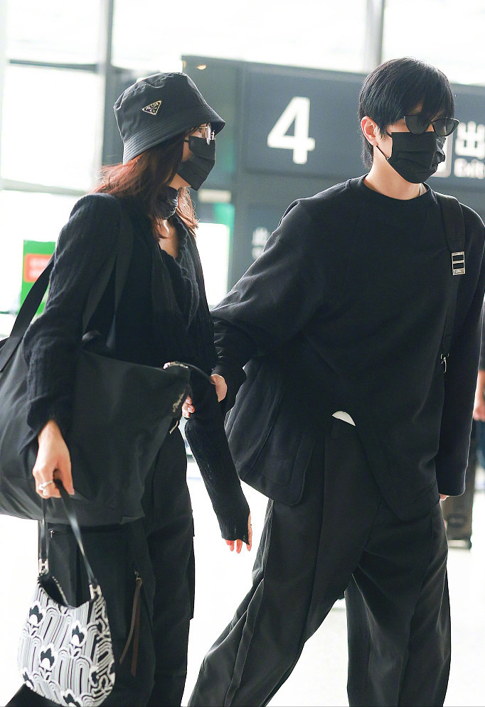 金大川和女友雎晓雯甜蜜合体十指相扣撒狗粮连鞋子都穿同款