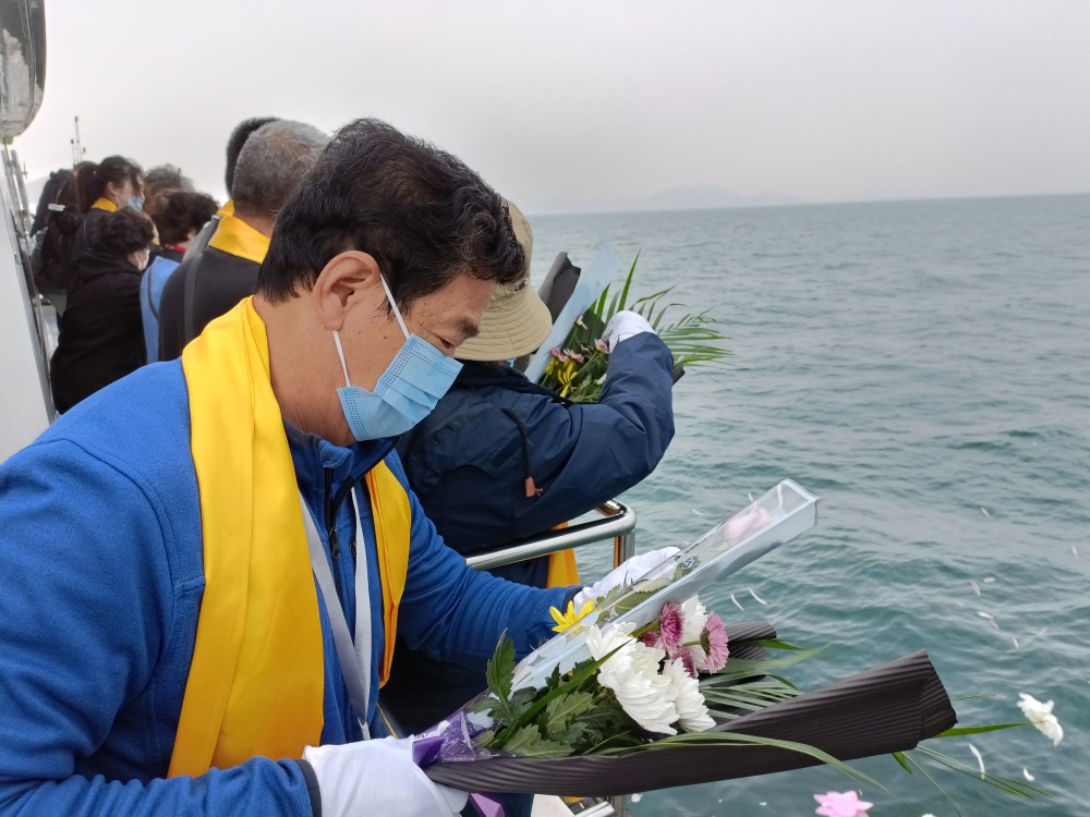 山东青岛:海葬实施30年 累计节约土地140亩