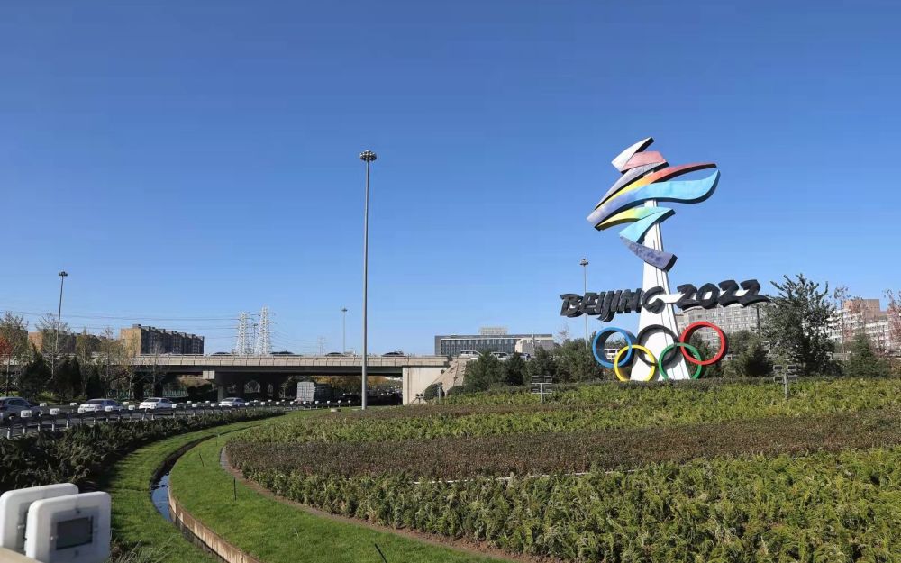 抗冻植被装点西五环晋元桥冬奥迎宾大道新装亮相