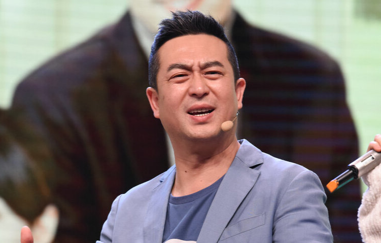 国民二叔张嘉译走红后开着200万的豪车住着1000万的别墅前妻杜珺说道