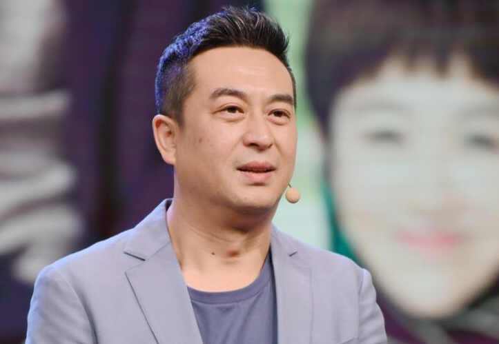 国民二叔张嘉译走红后开着200万的豪车住着1000万的别墅前妻杜珺说道