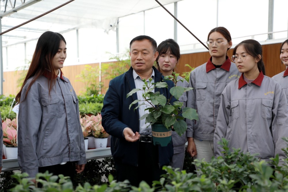 "苗木科普大使"丁世民