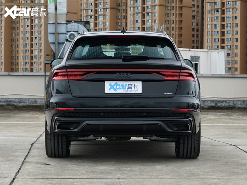 在内饰方面,新款奥迪q8冰雪运动型在延续现款车型的同时,配备了拓展