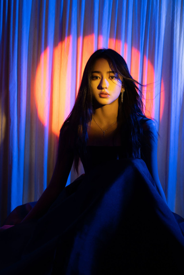 李宛妲出席活动 黑色露肩裙彰显灵动气质