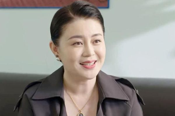 一天赵本山把25岁的关婷娜叫到办公室小关呐我想让你以后做我的御用