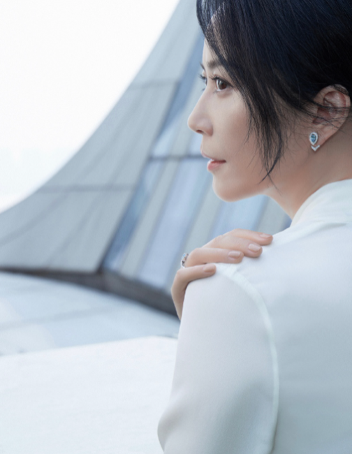 50岁俞飞鸿魅力不减,真正的大家闺秀_腾讯新闻