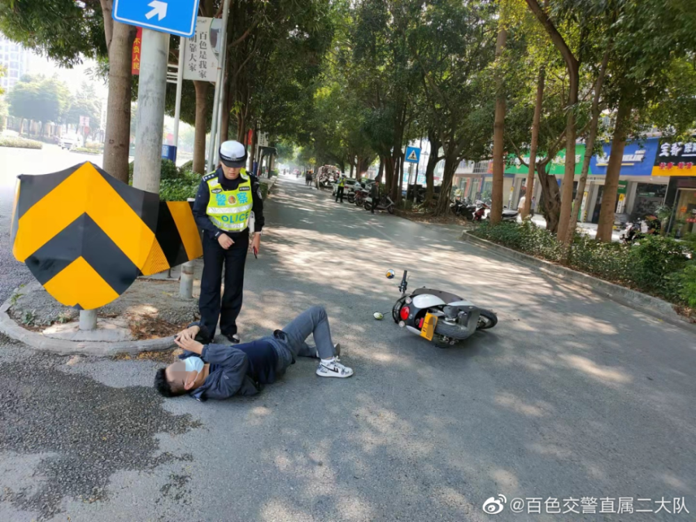 尴尬百色男子开车玩手机结果在交警面前摔倒
