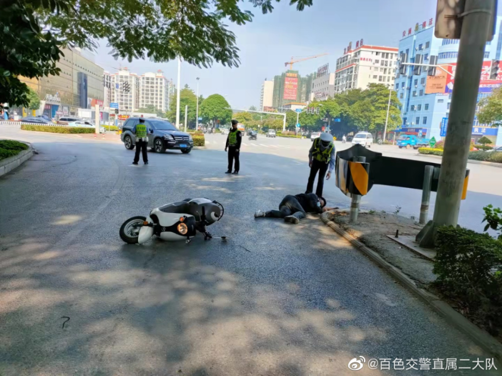 百色男子开车玩手机,结果在交警面前摔倒