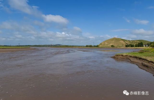 从河北省围场县进入松山区大庙镇马架子村,自西向东流经松山区,红山区