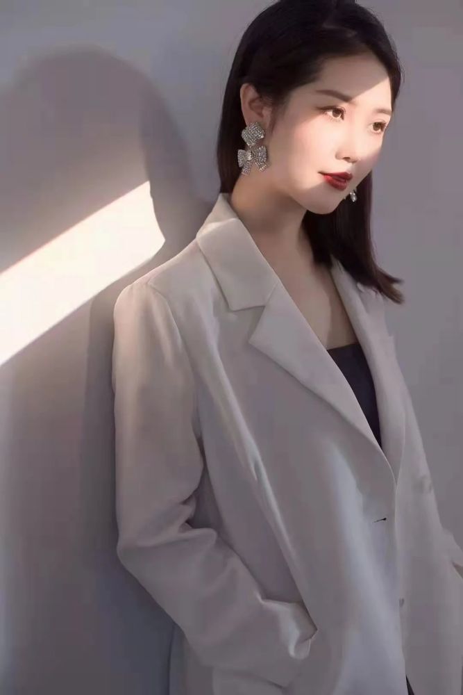 封面女神第5期如果要用一句诗来形容陈越那一定是回眸一笑百媚生