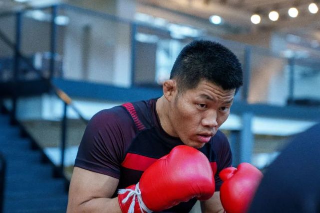 再次被看衰李景亮场上拳头说了算