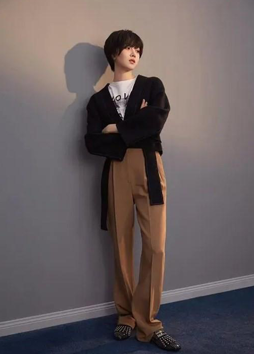 陈小纭穿短裙和闺蜜合照腰细腿长很吸睛气质完胜闺蜜