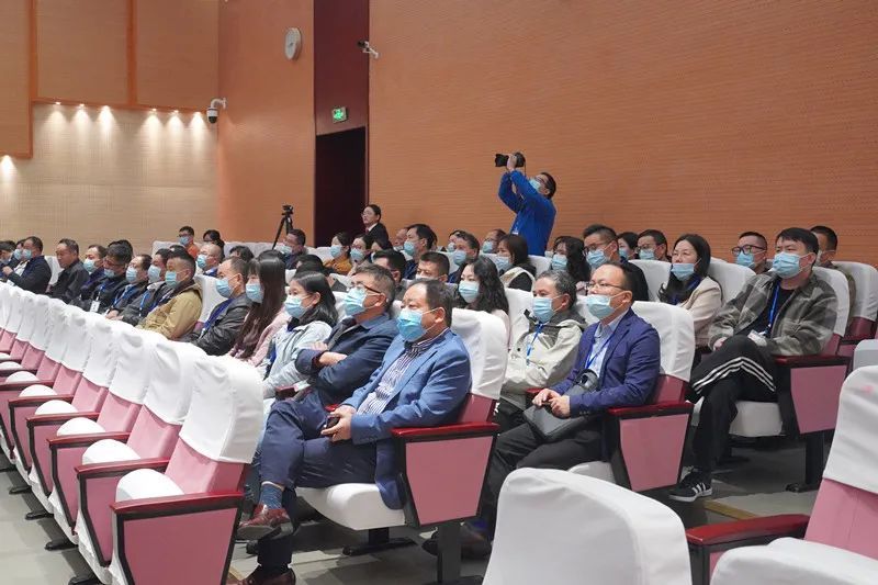 公诉机关认为,被告人童晓春身为国家工作人员,利用职