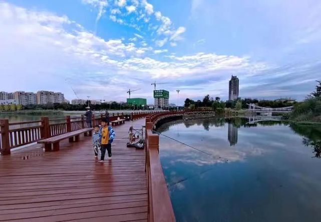 張伏林 攝禮湖地處河南省安陽市高鐵東站東廣場,是鑲嵌在安東新區的