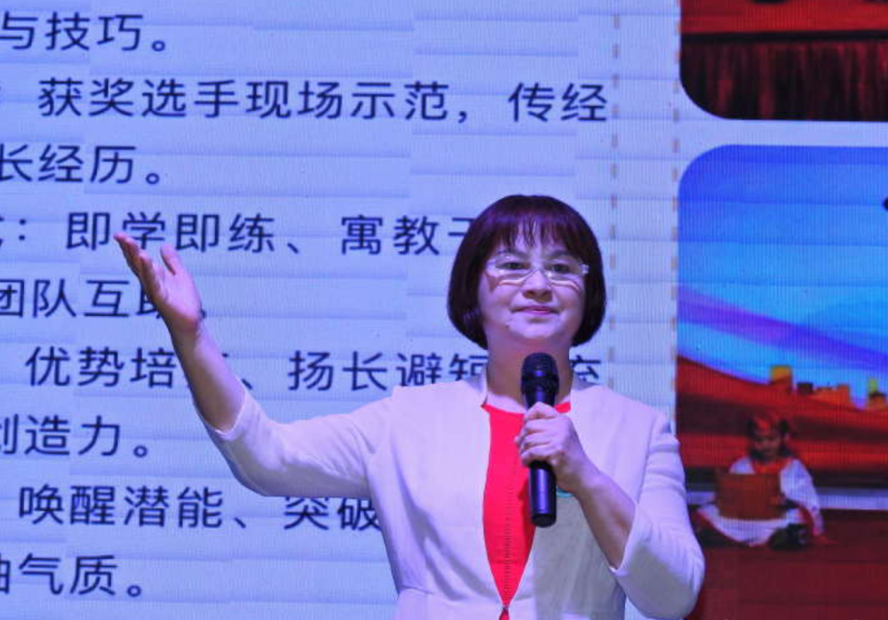 演讲家张亚芬:7年帮助2000名外来工子女"开口说话"