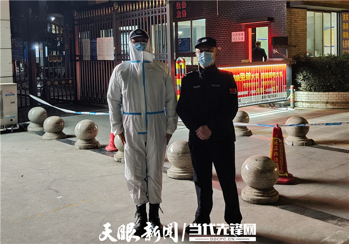 换班后,父子俩合影