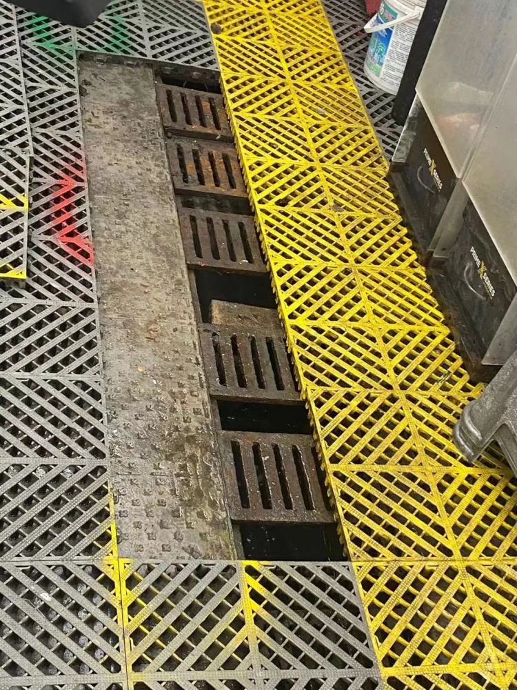 经过标准化的清洗场内设置了油水分离池和三级沉淀池等一系列硬件设备