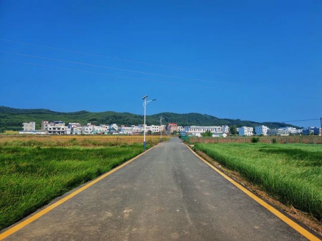 從荷美覃塘距離百米的楊屋村(屯)進入,僅有一條單向道,但會提供車道.