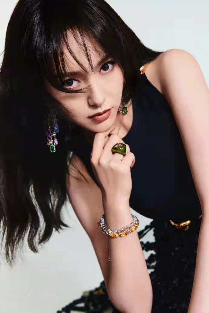 唐嫣美人鱼造型拍杂志封面大片花式裙装冷酷优雅香肩锁骨超性感