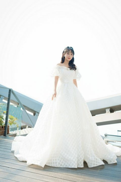 10月26日,杨紫身穿白色一字肩拖地纱裙出席某活动,头上的珍珠发箍配上