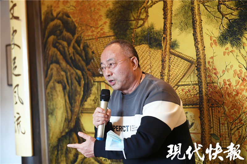 南京方言节目"听我韶韶"主持人吴晓平,是南京人熟悉的名嘴"老吴".