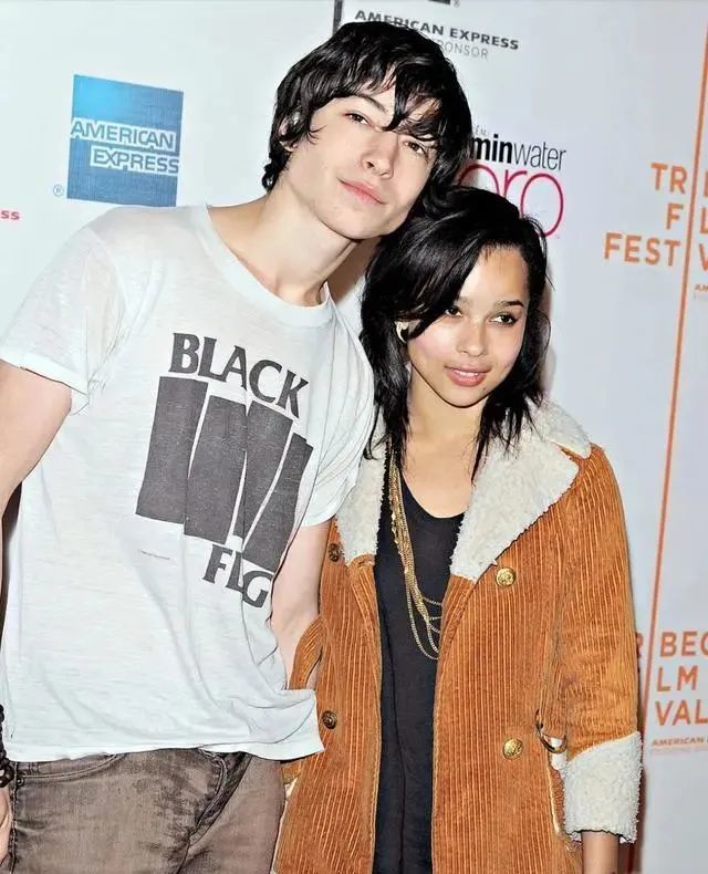 《绯闻女孩》dan的扮演者penn badgley也和佐伊有过一段2016年底佐伊