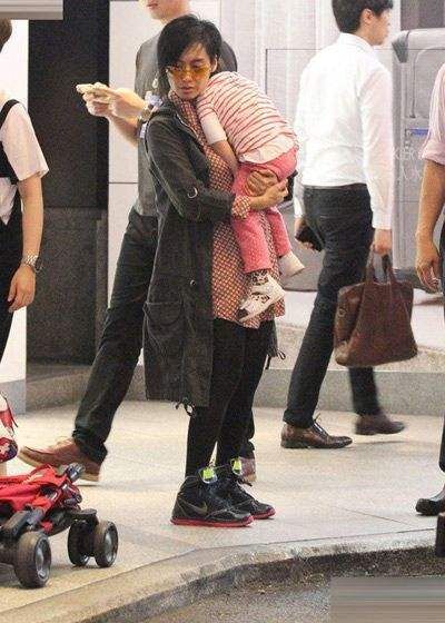 黄贯中晒亲吻照给朱茵庆生,素颜瑕疵都不掩饰,但50岁状态很好!