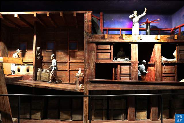 看到上面这两张照片,当时船上的结构基本上是:船的底部堆满了用木箱装